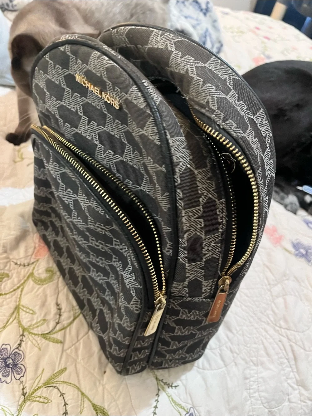 Marc Jacobs signature mj